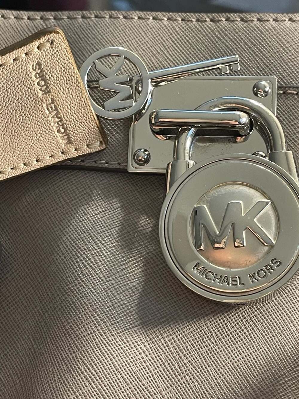 Michael Kors Saffiano Leather scuff resistant 2015 Handbag. Shiny Silver Tone Lo - Picture 6 of 9